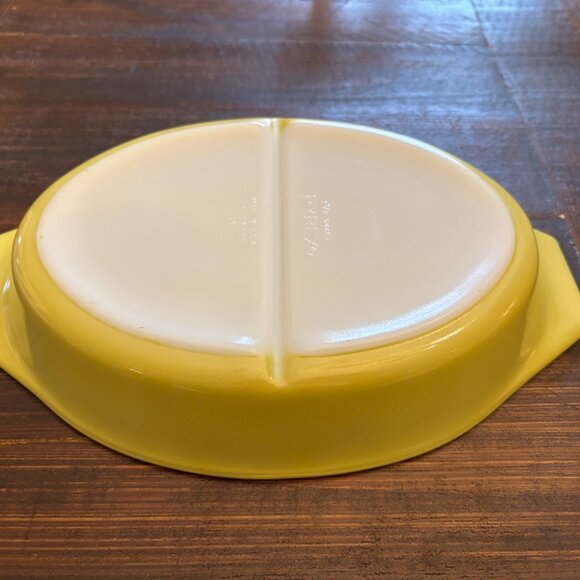 Vintage Pyrex Yellow 1.5 Quart Divided Casserole Dish ~ EUC - Picture 4 of 4